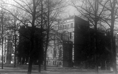 221113 Gezicht op de voorgevel van het huis Maliebaan 42 (rechts) te Utrecht; links het Aartsbisschoppelijk Paleis ...